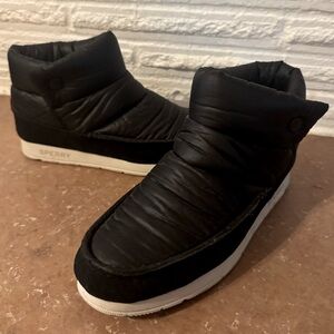 Sperry puffy bootie snap enclosure